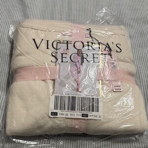 Victoria's Secret Cream Pajamas set.Size XXl